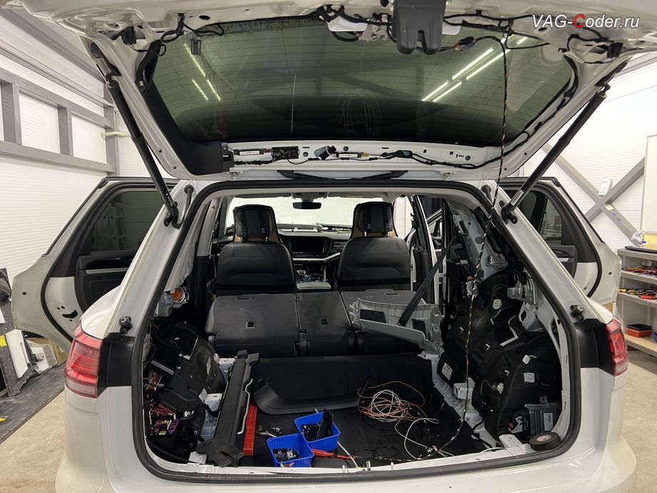 VW Touareg 3 (CR)-2020м/г - в процессе выполнения работ по доустановке оригинальной камеры заднего вида с динамическими траекториями в ручке открытия в двери багажника, доустановка и программная активация оригинальной камеры заднего вида с динамическими траекториями на Фольксваген Туарег 3 (CR) в VAG-Coder.ru в Ростове-на-Дону