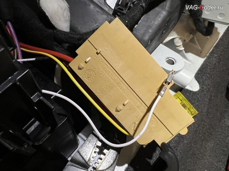 VW Touareg 3 (CR)-2020м/г - подключение и установка предохранителя в штатное заводское место в блок предохранителей в цепи питания оригинальной камеры заднего вида с динамическими траекториями, доустановка и программная активация оригинальной камеры заднего вида с динамическими траекториями на Фольксваген Туарег 3 (CR) в VAG-Coder.ru в Ростове-на-Дону