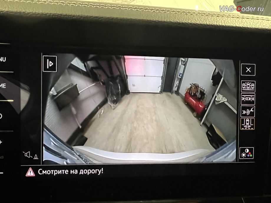 VW Touareg 3 (CR)-2020м/г - панорамный режим расширенного отображение картинки (Рыбий глаз) с оригинальной камеры заднего вида с динамическими траекториями в ручке открытия двери багажника на экране магнитолы, доустановка и программная активация оригинальной камеры заднего вида с динамическими траекториями на Фольксваген Туарег 3 (CR) в VAG-Coder.ru в Ростове-на-Дону