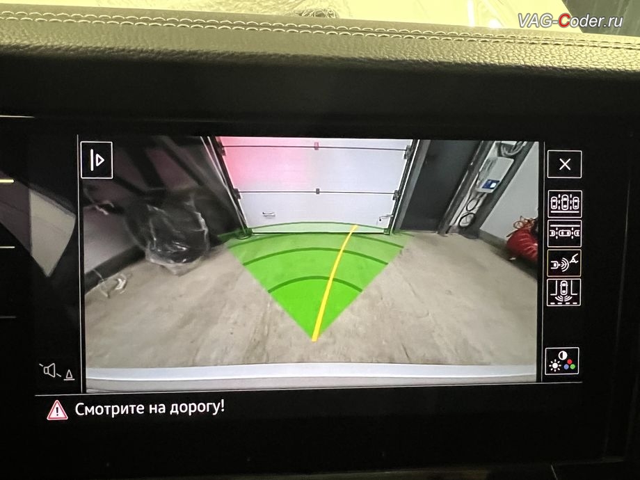 VW Touareg 3 (CR)-2020м/г - активирован новый режим отображения камеры заднего вида, который отсутствует даже в стоковой заводской комплектации с установленной камерой заднего вида на заводе - режим траектории движения задним ходом для подъезда к прицепу, доустановка и программная активация оригинальной камеры заднего вида с динамическими траекториями на Фольксваген Туарег 3 (CR) в VAG-Coder.ru в Ростове-на-Дону