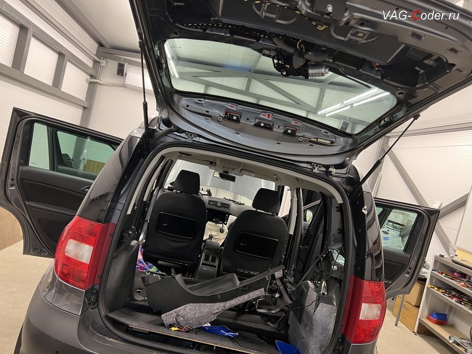 Skoda Yeti-2013м/г - в процессе выполнения работ по доустановке OEM камеры заднего вида, доустановка OEM камеры заднего вида в ручке открытия двери багажника на Шкода Йети в VAG-Coder.ru в Ростове-на-Дону