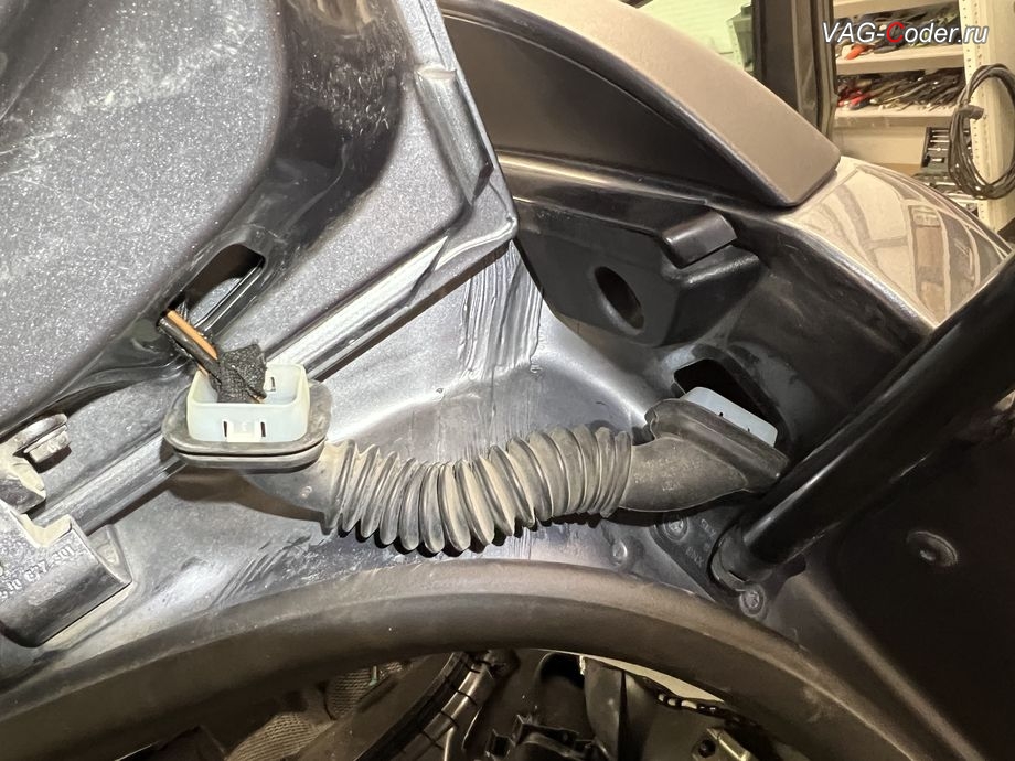 Skoda Yeti-2013м/г - протяжка жгутов проводки OEM камеры заднего вида через штатную гофру двери багажника, доустановка OEM камеры заднего вида в ручке открытия двери багажника на Шкода Йети в VAG-Coder.ru в Ростове-на-Дону