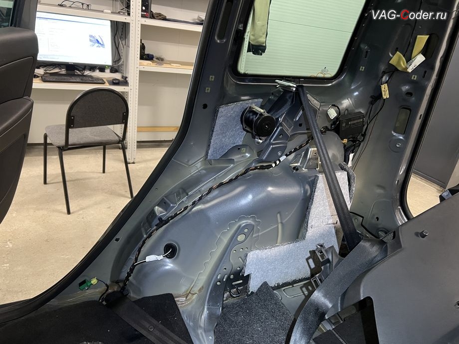 Skoda Yeti-2013м/г - дотяжка жгутов проводки OEM камеры заднего по штатным заводским магистралям жгутов проводки, доустановка OEM камеры заднего вида в ручке открытия двери багажника на Шкода Йети в VAG-Coder.ru в Ростове-на-Дону