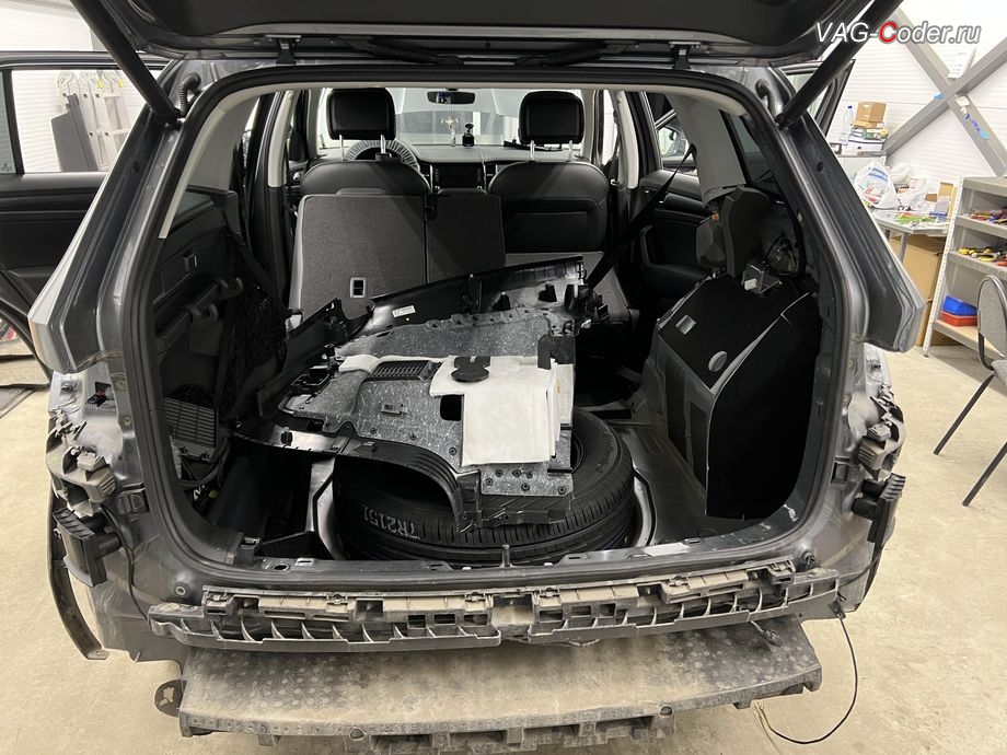 Skoda Kodiaq-2019м/г - общий вид установленных кронштейнов и радаров системы Side Assist со жгутом проводки, доустановка Ассистента контроля слепых зон и смены полосы (Side Assist, BSD, Blind Spot Detection) и Ассистента выезда с парковки (Rear Traffic Alert, RTA) на Шкода Кодиак в VAG-Coder.ru в Ростове-на-Дону