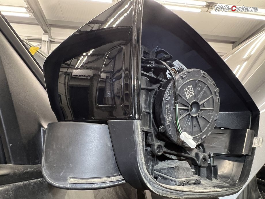 Skoda Kodiaq-2019м/г - внешних вид установленного индикатора системы Side Assist в кожухе бокового зеркала, доустановка Ассистента контроля слепых зон и смены полосы (Side Assist, BSD, Blind Spot Detection) и Ассистента выезда с парковки (Rear Traffic Alert, RTA) на Шкода Кодиак в VAG-Coder.ru в Ростове-на-Дону