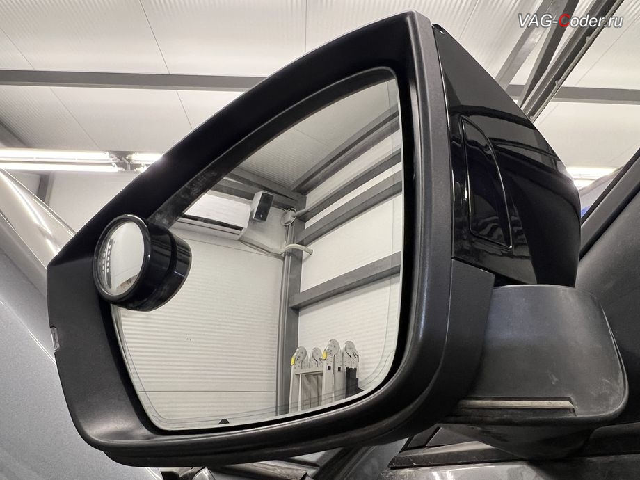 Skoda Kodiaq-2019м/г - общий вид бокового зеркала в сборе с индикатором системы Side Assist в кожухе бокого зеркала, доустановка Ассистента контроля слепых зон и смены полосы (Side Assist, BSD, Blind Spot Detection) и Ассистента выезда с парковки (Rear Traffic Alert, RTA) на Шкода Кодиак в VAG-Coder.ru в Ростове-на-Дону