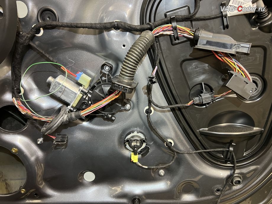 Skoda Kodiaq-2019м/г - перемотках дверных жгутов проводки для дотяжки проводки к индикатором системы Side Assist, доустановка Ассистента контроля слепых зон и смены полосы (Side Assist, BSD, Blind Spot Detection) и Ассистента выезда с парковки (Rear Traffic Alert, RTA) на Шкода Кодиак в VAG-Coder.ru в Ростове-на-Дону