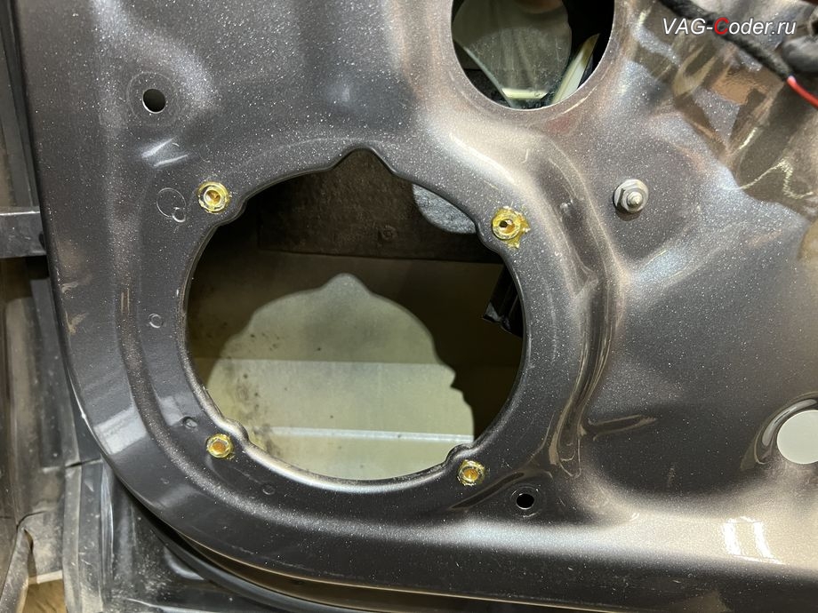 Skoda Kodiaq-2019м/г - вместо алюминиевых штатных одноразовых заклепок динамиков были установлены обжимные резьбовые втулки - это позволит в будущем быстро и просто снять динамики без повторного высверливаения алюминиевых заклепок динамиков, доустановка Ассистента контроля слепых зон и смены полосы (Side Assist, BSD, Blind Spot Detection) и Ассистента выезда с парковки (Rear Traffic Alert, RTA) на Шкода Кодиак в VAG-Coder.ru в Ростове-на-Дону