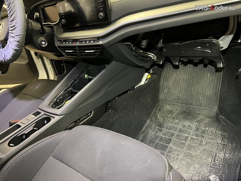 Skoda Octavia A8-2022м/г - арматурные работы по разборке салона, доустановка и программная активация Ассистента автоудержания педали тормоза AutoHold (Автохолд) на Шкода Октавия А8 в VAG-Coder.ru в Ростове-на-Дону