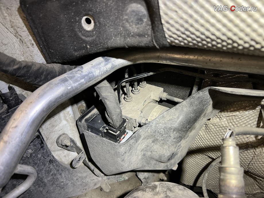 Skoda Octavia A8-2022м/г - законченный вид после завершения работ по дотяжке жгута проводки к блоку управления системы ABS, доустановка и программная активация Ассистента автоудержания педали тормоза AutoHold (Автохолд) на Шкода Октавия А8 в VAG-Coder.ru в Ростове-на-Дону