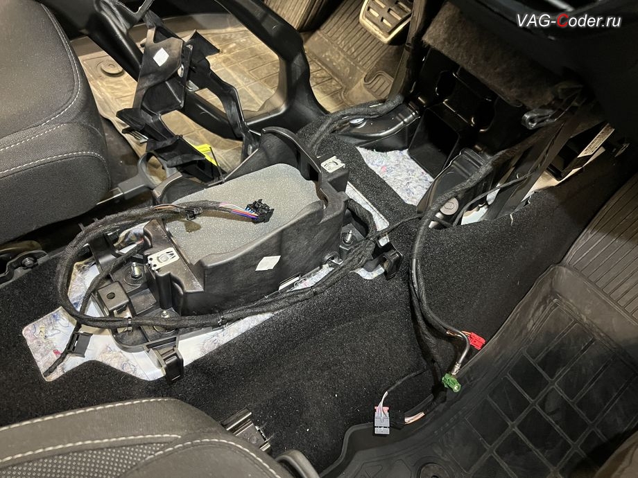 Skoda Octavia A8-2022м/г - готовые жгуты проводки под консолью КПП после подключения системы AutoHold (Автохолд), доустановка и программная активация Ассистента автоудержания педали тормоза AutoHold (Автохолд) на Шкода Октавия А8 в VAG-Coder.ru в Ростове-на-Дону