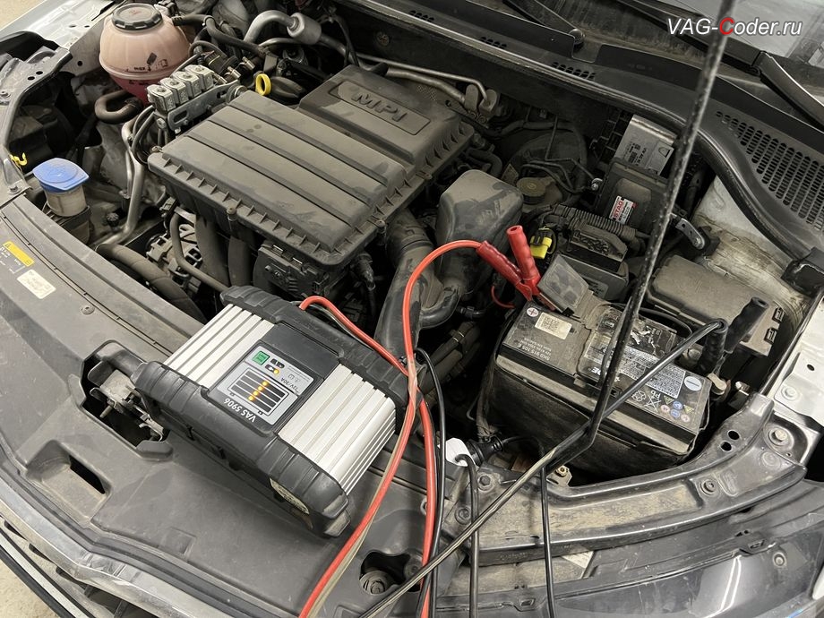 Skoda Rapid FL-2022м/г - в процессе выполнения работ, программное устранение ошибки и сбоя работы неисправного блока управления системы телематики (ошибки - SOS и Оранжевая/Красная индикация Глонасс) и восстановление работы блока системы телематики, и обновление устаревшей прошивки блока управления модуля аварийного вызова и коммуникации Эра-Глонасс (OCUGen3High, 75-й блок) устраняющей самопроизвольный разряд АКБ в блоке Глонасс на Шкода Рапид ФЛ в VAG-Coder.ru в Ростове-на-Дону