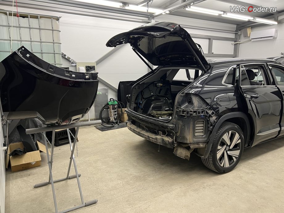 VW Teramont X-2023м/г - в процессе выполнения арматурных работ по снятию заднего бампера, доустановка Ассистента контроля слепых зон и смены полосы (Side Assist, BSD, Blind Spot Detection) и Ассистента выезда с парковки (Rear Traffic Alert, RTA) на Фольксваген Терамонт Х в VAG-Coder.ru в Ростове-на-Дону