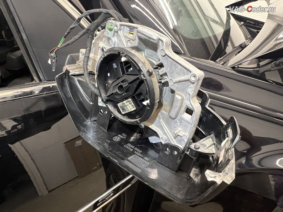 VW Teramont X-2023м/г - дотяжка жгутов проводки для индикаторов системы Side Assist в зеркальных элементах боковых зеркал, доустановка Ассистента контроля слепых зон и смены полосы (Side Assist, BSD, Blind Spot Detection) и Ассистента выезда с парковки (Rear Traffic Alert, RTA) на Фольксваген Терамонт Х в VAG-Coder.ru в Ростове-на-Дону