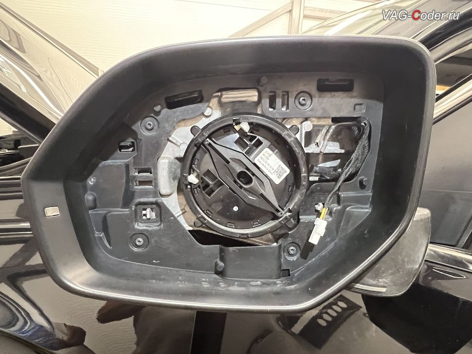 VW Teramont X-2023м/г - кожух бокового зеркала с разъемом подключения системы Side Assist в зеркальном элементе бокового зеркала, доустановка Ассистента контроля слепых зон и смены полосы (Side Assist, BSD, Blind Spot Detection) и Ассистента выезда с парковки (Rear Traffic Alert, RTA) на Фольксваген Терамонт Х в VAG-Coder.ru в Ростове-на-Дону